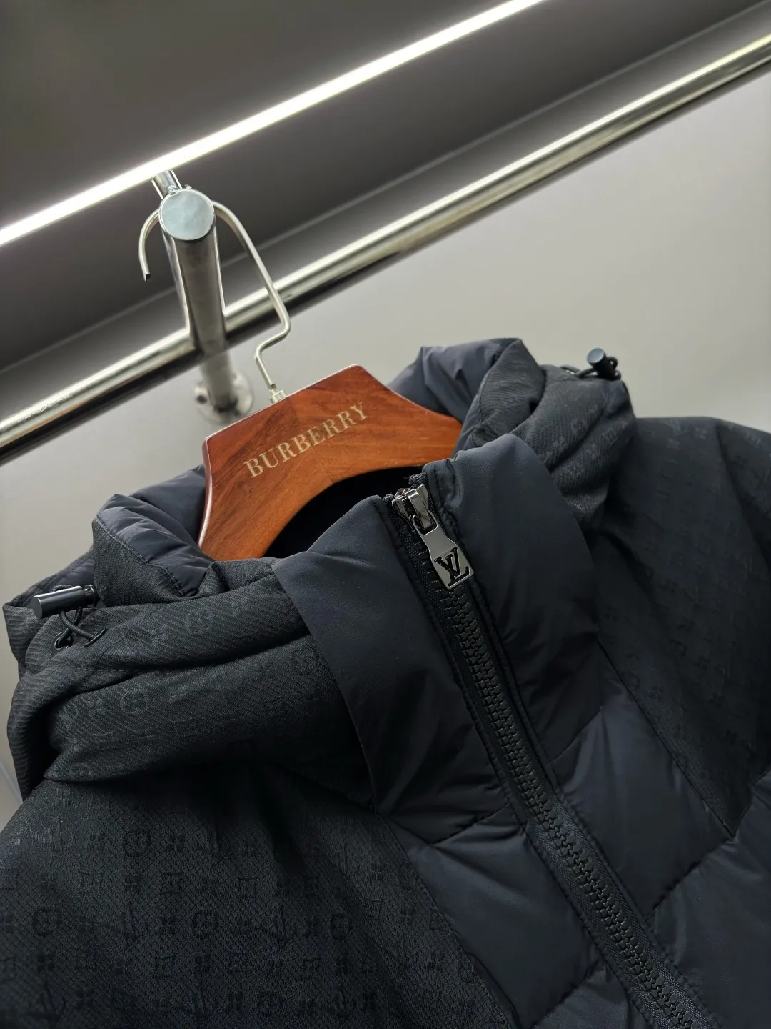 🅿️1500 counter version Louis Vuitton LV spliced ​​MONOGRAM new three-dimensional jacquard hooded down jacket (hooded removable/variable stand-up collar jacket) 95 white goose down filling, you can feel the fullness by yourself, super super light, super super fluffy, one piece is enough to easily survive the cold winter. It is not the velvet and heavy version on the market.  Louis Vuitton patchwork quilted down jacket: when luxury genes hit the "light warmth" in winter. On the border between low-key and flamboyant, LV's down jacket combines "luxury texture" and "hard needs in winter" into an exclusive style.   ✅Design: Splicing aesthetics, high-end recognition that cannot be hidden - the main body is made of classic black quilted fabric, superimposed with a partially embossed texture, and the matte texture reveals low-key luxury; the contrast stitching on the sleeves + side logo plate quietly reveal the LV brand genes, simple but with a "noble" recognition. - Hood + zipper double-open design, the brim fits the shoulder and neck lines, which is not only suitable for the neatness of urban commuting, but also can cope with the casualness of the cold outdoors. Relaxation and sophistication are at the same time at the same time.   ✅Warmth: Lightweight velvet, resistant to cold without weighing down the body - Filled with high-fill down, the full velvet locks in warmth without feeling heavy and dragging on the upper body - even if you wear layered sweaters, the silhouette can still be kept light and neat, saying goodbye to the bloated "wrapped into a ball" in winter. - The outer layer of windproof fabric + tightened cuffs prevent cold wind from blowing away, but the warmth does not dissipate. From urban office buildings to walking on the street, the temperature and style are always online.   ✅Adaptation: One-piece clothing, covering all season styles. Paired with the same series of camouflage velvet pants, it is an eye-catching look for high-street fashionistas; paired with black trousers and a turtleneck, it instantly becomes low-key and refined for light business; even with denim overalls, you can still wear it with "effortless elegance" - LV's luxury is not to pile up symbols, but to make a down jacket become the "emboldenment" of your winter style. Use luxurious details to reconstruct the "warmth and style" of winter. Ultra-light, ripstop quilted nylon is filled with fine down, while lightweight recycled nylon is patterned in a subtle Monogram jacquard pattern.  Product Details: • Standard fit • Paneled Monogram jacquard • Zip front • Filling: White goose down • Front pockets with magnetic snaps • Elastic cuffs • Adjustable hem • 100% nylon • Do not wash • Do not bleach • Do not tumble dry • Do not iron • Professional dry cleaning • Gentle dry cleaning • Use mesh bag to dry clean inside out Size: M-XXXL